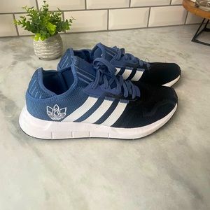 Men’s adidas swift run tennis shoes. Gently used. Size 10.